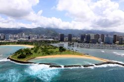 Magic Island Beach Park. Si tratta di una penisola artificiale davanti ad Honolulu, costruita nel 1964. Il suo nome sarebbe Aina Moana ma viene più utilizzato quello di "isola magica". ...