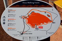 Mappa dei sentieri intorno a Ayers Rock, Australia - Rinunciate alla scalata, se volete rispettare la volontà degli aborigeni, e cogliete l'occasione di scoprire Uluru attraverso ...
