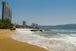 Il mare e la grande spiaggia di Acapulco in Messico. Ci troviamo sulla costa pacifica, nello stato del Guerrero - © Erkki & Hanna / Shutterstock.com