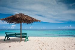 Ombrellone isolato davanti al mare limpido di Anegada alle BVI (Isole Vergini Britanniche) - © Stefan Radtke / Shutterstock.com