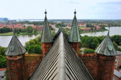 Marienkirche, Stralsund. Questo panorama è stato scattato dalla cime del grande campanile di questa chiesa gotica nel nord della Germania - © clearlens / Shutterstock.com