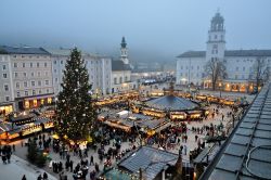 Il principale mercatino di Natale a Salisburgo, il Christkindlmarkt, fotografato dalla piazza Residenz, di fianco al Duomo cittadino.