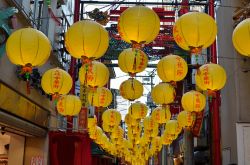 A Nagasaki durante il Festival d'Autunno, o Kunchi, nella prima metà di ottobre, le strade si colorano di lanterne, sfilate di carri e danze tradizionali - © TOMO / Shutterstock.com ...
