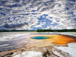 Midway geyser Basin: siamo nel Parco nazionale di Yellowstone negli Stati Uniti - © tusharkoley / Shutterstock.com