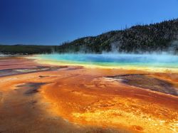 Minerali e batteri colorano le sorgenti minerali del Parco Naziale di Yellowstone - © nikitsin.smugmug.com / Shutterstock.com