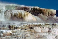 Il Minerva Terrace si trova nella zona nord-occidentale dello Yellowstone national Park, in Wyoming, nella zona di Mammoth Hot Spring. Si tratta di una cascata di travertino, depositata da delle ...