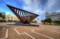 Tel Aviv, Israele: il monumento alle vittime dell'olocausto in Piazza Rabin, progettato da Yigal Tumarkin intitolato "Olocausto e Resurrezione", è un enorme ...