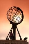 Monumento a Nordkapp, il famoso Capo Nord sulla punta più settentrionale della Norvegia, dove da metà maggio a inizio agosto si osserva lo spettacolo del Sole di Mezzanotte - © ...