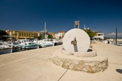 Monumento frantoio presso il villaggio di Betina, isola di Murter (Croazia). La Dalmazia, grazie al clima mediterraneo ha una ottima tradizione vinicola ed anche olearia, con numerose piante ...