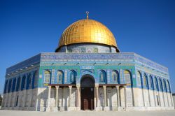 La moschea islamica della Cupola della Roccia è tra i siti più importanti di Gerusalemme, realizzata in età omayyade sul luogo in cui, secondo il Corano, Maometto ascese ...