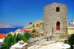 Mulino a vento, tipico del Dodecaneso, sull' Isola di Symi (Grecia)  - © leoks / Shutterstock.com