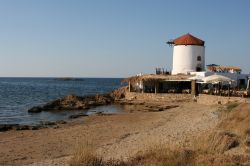 Un mulino a vento, in declino, sull'isola di  Skyros. Le coste di Skiros sono battute dal vento nord-orientale chiamato Meltemi, che spira con costanza per gran parte dell'anno. ...