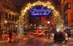 Luminarie natalizie a Strasburgo, Francia - Nel mese che precede l'Avvento la città di Strasburgo si veste a festa per ospitare i mercatini di Natale: centinaia di bancarelle invadono ...