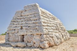 La Naveta de es Tudons è una tomba megalitica collettiva nei pressi di Ciutadela de Menorca, a Minorca, Isole Baleari. Di epoca pre-talaiotica (prima del 1000 a.C.), si chiama "naveta" ...