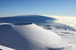 Neve sul vulcano Mauna Kea, nell'Isola di Hawaii, a quota 4.205 metri. Il nome Mauna Kea, nella lingua locale, significa proprio "montagna bianca": merito delle nevi e dei ...