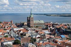 La Nikolaikirche svetta nel centro storico di Stralsund (Meclemburgo Pomerania) la città portuale del nord Germania, lungo le coste del Mar Baltico - © Andreas Juergensmeier / Shutterstock.com ...