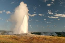 Old Faithful Geyser nel Yellowstone National Park,  Wyoming (USA). Si tratta del geyser più regolare del mondo, cone le sue eruzioni che vengono tabellate dai rangers ogni giorno. ...