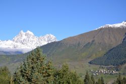 Paesaggio dello Svaneti: in basso la regione di Mestia con le  torri medievali, in fondo le più alte montagne del Caucaso in Georgia. Si noti la doppia cima del monte Ushba, 4.700 ...