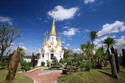 Pagoda Wat Tham Kuha Sawan a Ubon Ratchathani  - Le guglie dorate di questo tempio dedicato alla fede buddhista si innalzano dalla base in muratura bianca in direzione del cielo blu intenso. ...