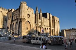 Palais de Papes ad Avignone. Da notare il trenino che compie il tour del centro storico  della città della Provenza (Francia)