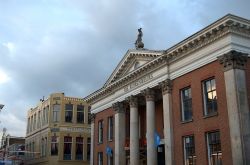 Il Palazzo del Commercio con la statua di  Mercurio in centro a Groningen Olanda
