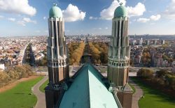 Il panorama di Bruxelles visto dalla grande Chiesa di Koekelberg: la Basilica del Sacro Cuore - © CRM / Shutterstock.com