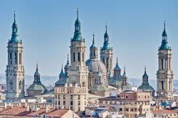 Saragozza, capoluogo della Comunità autonoma dell'Aragona, Spagna: le cupole, le torri e le guglie della Cattedrale del Pilar sono indubbiamente state costruite per avvicinare l'uomo ...