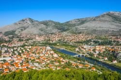 Fotografia aerea di Trebinje, Bosnia Erzegovina - Attraversata dal fiume Trebisnjica, la città di Trebinje offre un'impagabile vista dall'alto con le sue case dai tetti color ...