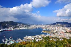 Una luminosa veduta aerea della Baia di Nagasaki, Giappone - © SeanPavonePhoto / Shutterstock.com