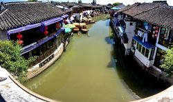 Panorama di un canale della Città cinese di Zhouzhuang: il villaggio si trova a circa un terzo di strada tra Suzhou e Shanghai