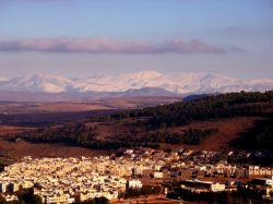 Panorama della regione di Ifrane, sullo sfondo, in lontananza, le cime innevate dell'Alto Atlante, in Marocco - © Hafsa Garcia / Shutterstock.com