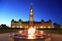 Ottawa, Ontario: il Parlamento del Canada by night, con la centrale Torre della Pace illuminata. Nell'immagine il corpo principale degli edifici governativi, il cosiddetto Centre Block, ...