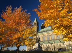 Tra le attrazioni principali di Ottawa, la piccola capitale del canadese nella regione dell'Ontario, c'è sicuramente la Parliament Hill (collina del Parlamento), dominata dagli ...