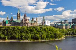 Sulla Parliament Hill di Ottawa - Ontario, Canada - se ne stanno gli edifici gotici del Parlamento canadese, affacciati sul fiume Ottawa e immersi nel verde © Natalia Pushchina / Shutterstock.com ...