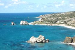 Lungo la costa sud-occidentale di Cipro, tra Paphos e Limassol, la spiaggia di Petra Tou Romiou è diventata famosa per lo scoglio di Afrodite, dal quale, secondo la leggenda, sarebbe ...