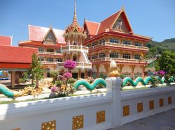 Wat Chalong è il tempio buddista più importante di Phuket. Dedicato ai monaci Luang Pho Chaem e Luang Pho Chuang, che con le erbe medicinali curarono i feriti durante ...