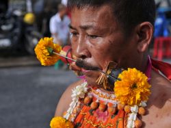 Durante il Festival Vegetariano di Phuket, che solitamente si svolge in settembre, vedrete molti partecipanti praticare l'autoflagellazione. In queste giornate di purificazione e ritorno ...