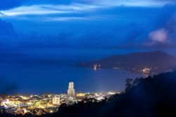 La baia di Phuket by night è ancora più bella: la città illuminata è un gioiello, su una coperta blu fatta di mare e di cielo - © Jiggo_thekop / Shutterstock.com ...