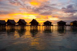 Al tramonto Phuket è una location romantica, e i resort in riva al mare, magari sulle palafitte, sono perfetti per i viaggi di nozze all'insegna del relax - © blung / Shutterstock.com ...