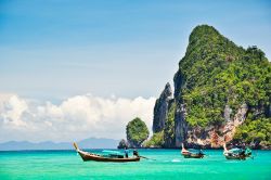 Le coste dell'Isola di Phuket sono rocciose e frastagliate, ricoperte di una folta vegetazione selvaggia, e si tuffano a picco in acque limpidissime - © SurangaWeeratunga / Shutterstock.com ...