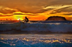 Il surf è uno dei passatempi che si possono praticare a Phuket, specialmente lungo la costa occidentale dell'isola: qui l'oceano regala onde mozzafiato e lo sfondo, a ogni ora ...