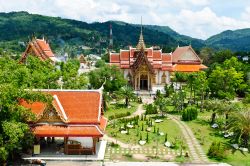 A Phuket ci sono ben 29 templi buddisti, i cosiddetti wats, ma il più grande e famoso è quello di Wat Chalong, visitabile dalle 7 del mattino alle 5 del pomeriggio - © ArtTomCat / ...