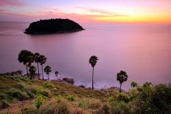 Il paesaggio tailandese intorno a Phuket è più magico di un dipinto, soprattutto al tramonto, quando il mare si tinge di viola e le sagome delle isole si stagliano nitide contro ...
