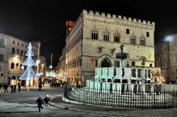 Piazza IV Novembrea  Perugia: al centro la Fontana Maggiore, davanti al Palazzo dei Priori. Quest'ultimo in stile gotico è un vivido esempio di stile dell'epoca dei comuni: ...