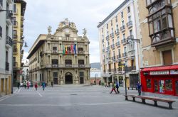 La Piazza del Municipio di Pamplona (Navarra, Spagna) con il Palazzo Municipale sullo sfondo. Qui si svolgono alcune tappe salienti delle celebrazioni di San Firmino, a metà luglio: qui ...