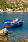 A Chios, come in tutte le isole della Grecia, la pesca è da sempre l'attività principe dell'economia locale. Nell'immagine una piccola barca di pescatori galleggia ...