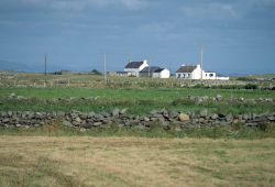 Villaggio a Achill Island, Irlanda -  Incastonato fra Achill Sound e Achill, questo piccolo centro abitato irlandese è popolato da meno di 3 mila residenti sparsi su una superficie ...