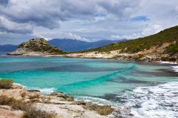 Le onde di Spiaggia Saleccia, Corsica - Spiaggia Saleccia è senza dubbio uno dei luoghi non solo più belli ma anche più affascinanti della Corsica. Nascosta e difficile ...
