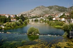 Ponte Arslanagic a Trebinje, Bosnia  Erzegovina - Completato nel 1574, il ponte Arslanagic (Perovica Most) venne sommerso dopo 400 anni di vita a causa del progetto idroelettrico che nel ...