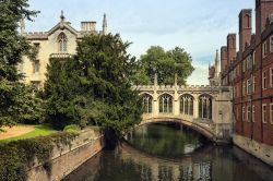 Ponte dei sospiri di Cambridge, Collegio di St.John in Inghilterra - Prende il nome dal celebre pontile di Venezia. Il Bridge of Sighs di Cambridge si trova nel St. John College e collega le ...